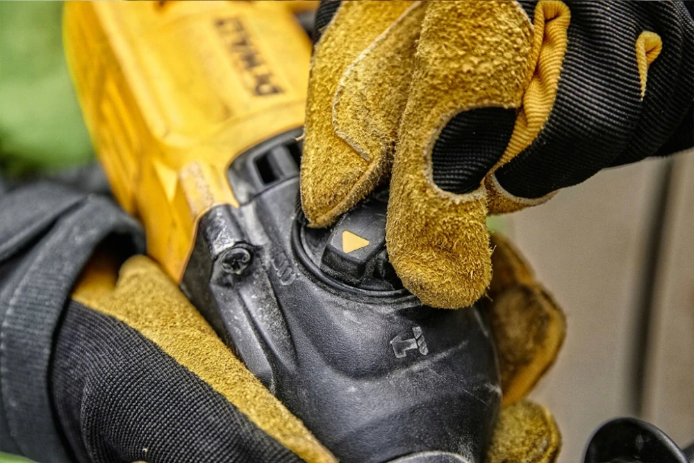 DeWalt D25033K